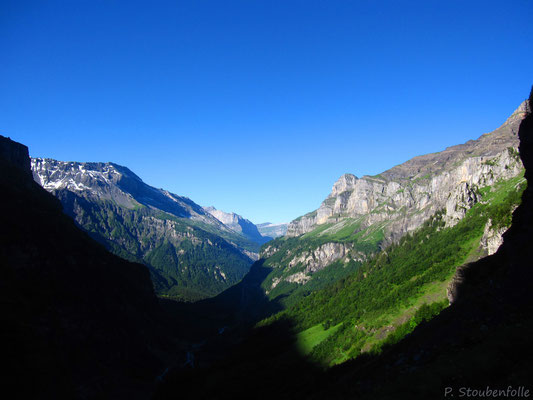 Montée droit en direction des Beccas à partir du Bout du Monde au petit matin.
