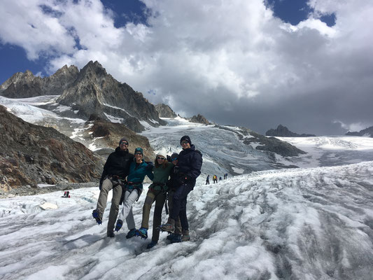 La famille Degand en ballade avec crampons sur le Glacier du Tour