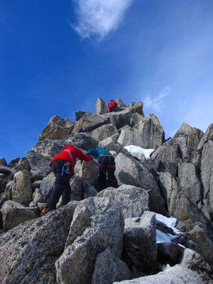 Crapahut sous le sommet de l'Aiguille.