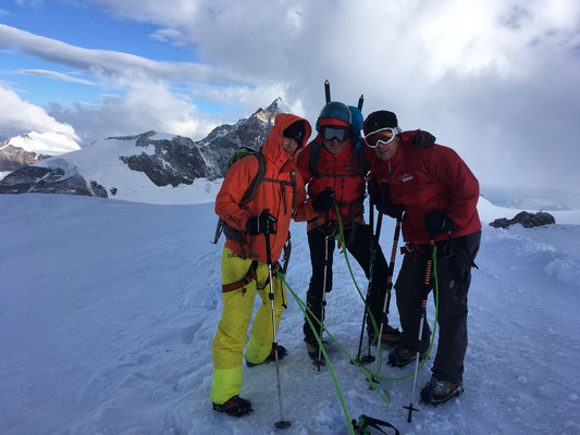 Sommet pour toute l'équipe mais vent très fort !