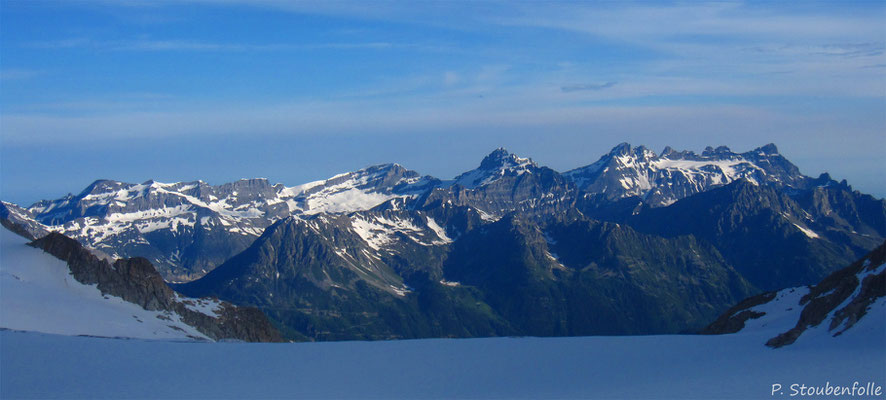Nos Alpes Calcaires vues depuis le glacier de Trient.