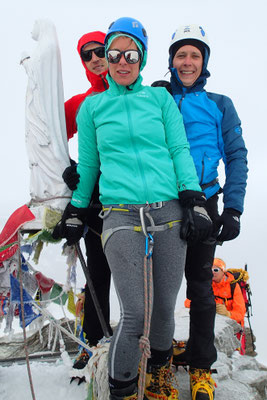 Carole, Bruno et Pierre à coté de la Madone du sommet. Bravo !