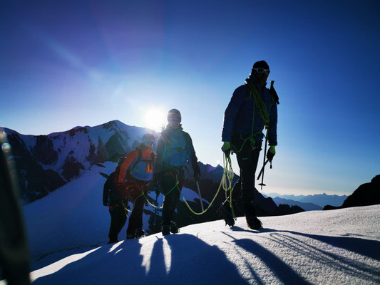 Notre cordée au dessus du Col des Dômes avec vue Mt-Blanc