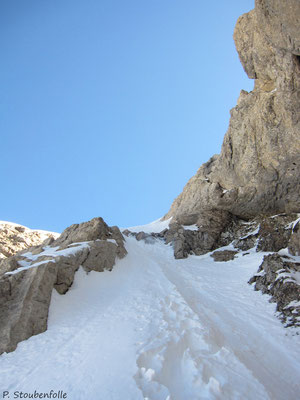 Crampons et piolet nécessaires pour passer la partie la plus raide entre le Trou et le sommet de la Pointe Bourdillon.