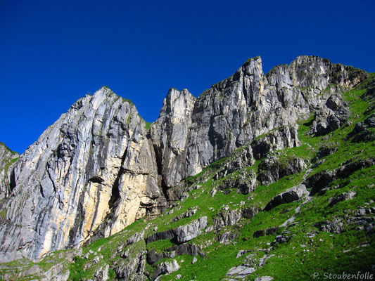 Jolies tours et falaises en montant aux Beccas.
