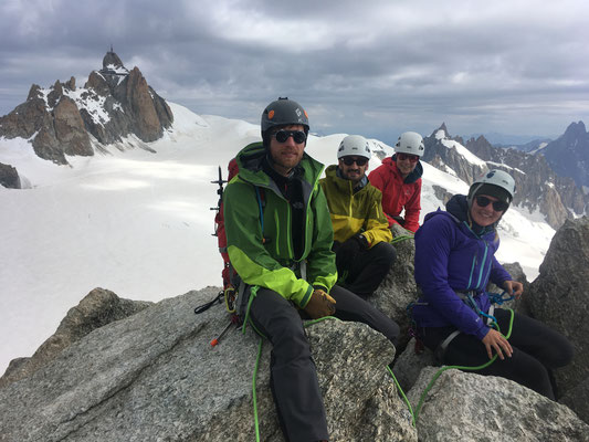 Tous au sommet sur fond d'Aiguille du Midi