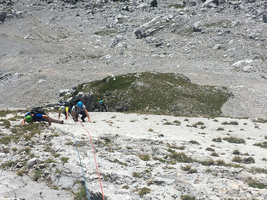 Bonne ambiance et belle escalade au programme. Ici, dans la 5ème longueur