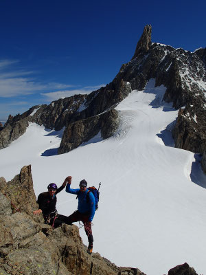 Pendant l'ascension de l'arête E, sous le regard de la Dent du Géant