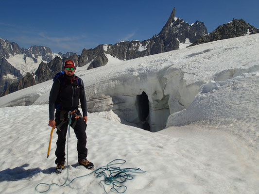 Devant une des crevasses du Glacier du Géant