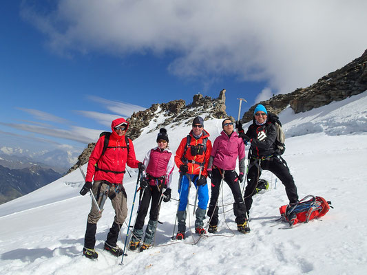 Philippe, Mathilde, Marc, Véronique et Patrick sous le sommet