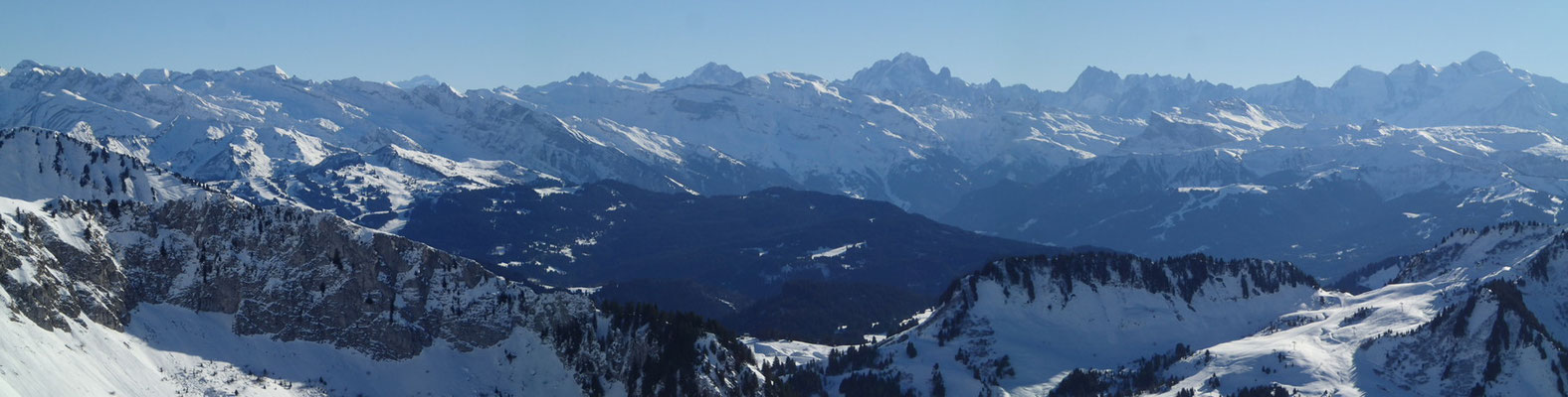 Les vues depuis les différents sommets du massif valent le détour! Ici, en direction du Mt-Blanc