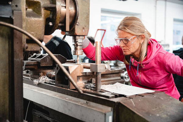 Die Teilnehmer:innen legten auch selbst Hand an ©Hase Bikes