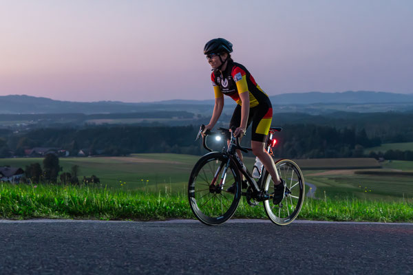 Mitfavoritin Tina Büttner fährt in die erste Nacht (Copyright: RAA/Anze Furlan)