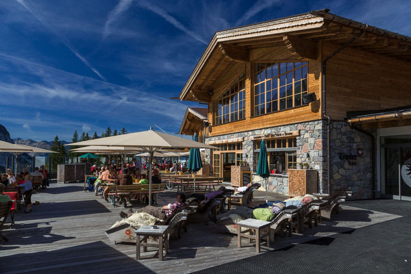 Das Tirolerhaus an der Bergstation lädt zur gemütlichen Einkehr ein © FroZen Lights