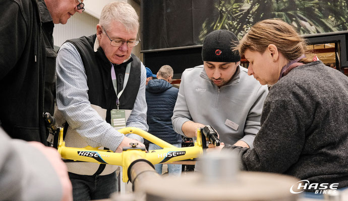 Besser als jede Theorie: Auch Technikworkshops sind Verkaufstraining ©Hase Bikes