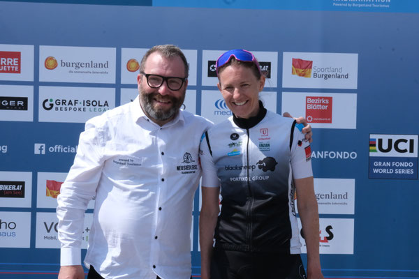 Damensiegerin Daniela Traxl-Pintarelli mit Johannes Hessenberger (Copyright: Lisa Eder)