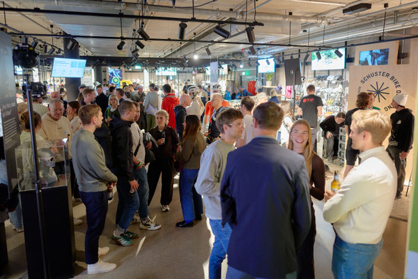 Small Talk bei der Eröffnung der Fahrradabteilung im Sporthaus Schuster ©One More Agency