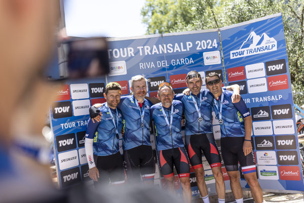 Die gut 600 Teilnehmenden das faszinierendsten und spektakulärsten Rennrad-Etappenrennen Europas  kamen nach sieben Tagen gestern in Riva del Garda am nördlichen Gardasee ins Ziel. ©Markus Greber