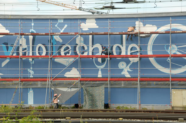 Die Graffitis wurden vom renommierten Leipziger Airbrush-Künstler Johannes Leicht („Jomile“) - neben der Lupe -umgesetzt.