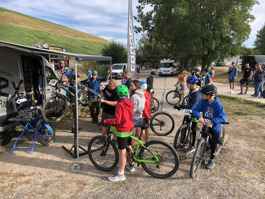 Durch die überaus große Anzahl von Teilnehmern gestaltete sich dieser Tag überaus lang, mussten doch alle einzeln durch die verschiedenen Stationen. ©AktionfahrRad / BDR