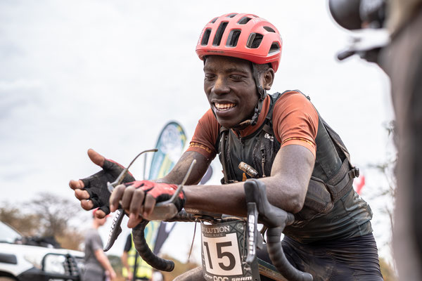 Alle Erlöse aus der limitierten Kollektion kommen dem AMANI-Projekt und dem AMANI-Team zugute, um ostafrikanische Radsportlerinnen und Radsportler zu unterstützen ©Finley Newmark