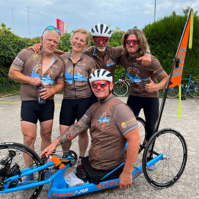 Florian Sitzmann und seine Begleiter auf der Miles for Hope-Tour ©Schwalbe