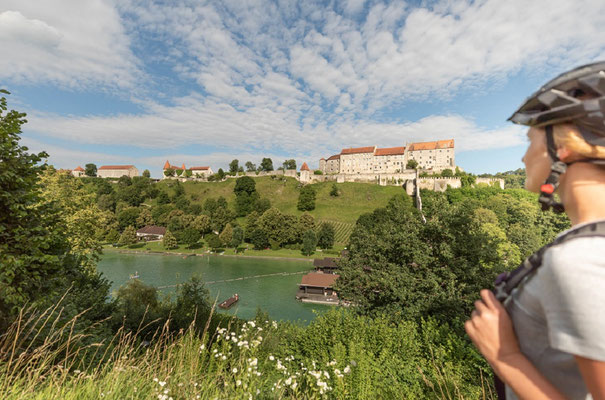 Die Touren führen an Flussufern, Burgen und der berühmten Inn-Salzach Architektur entlang © Inn-Salzach Tourismus