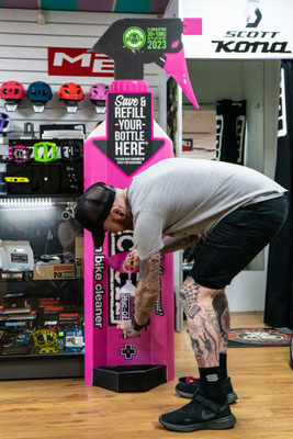 Das seit 2019 in Großbritannien getestete Nachfüllprogramm über Muc-Off-Filialen wird in 2020 auch in Deutschland eingeführt.