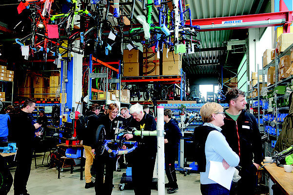 Sowohl am vorgeschalteten Theorietag mit abendlichem Barbecue in der Manufaktur als auch während der Werkstattseminare war viel Zeit zum Austausch. © HP VELOTECHNIK