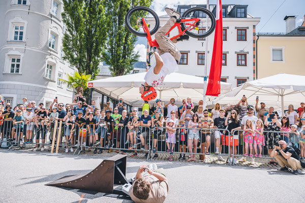 Gabriel Wibmer begeisterte die Kids gestern mit seiner Bike Show ©Expa Pictures