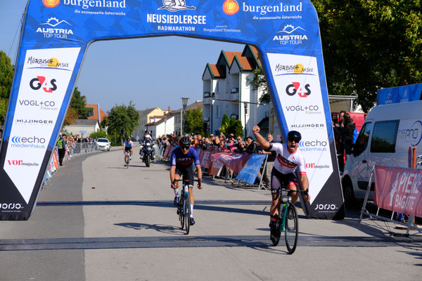 Marco Marina besiegt im Sprint Johnny Hoogerland (Copyright: Philipp Hutter)