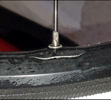 Detailaufnahme: Der Riss verläuft radial in Richtung Felgenflanke. ©velotech.de