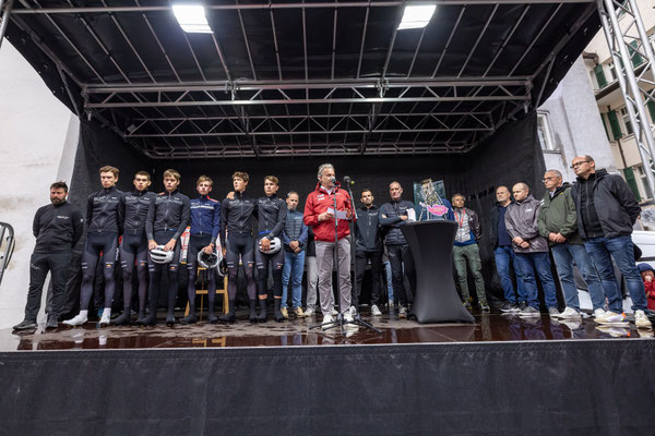 Tour Direktor Thomas Pupp mit dem Team und Gesellschaftern © Expa Pictures