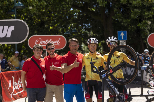 Die gut 600 Teilnehmenden das faszinierendsten und spektakulärsten Rennrad-Etappenrennen Europas  kamen nach sieben Tagen gestern in Riva del Garda am nördlichen Gardasee ins Ziel. ©Markus Greber