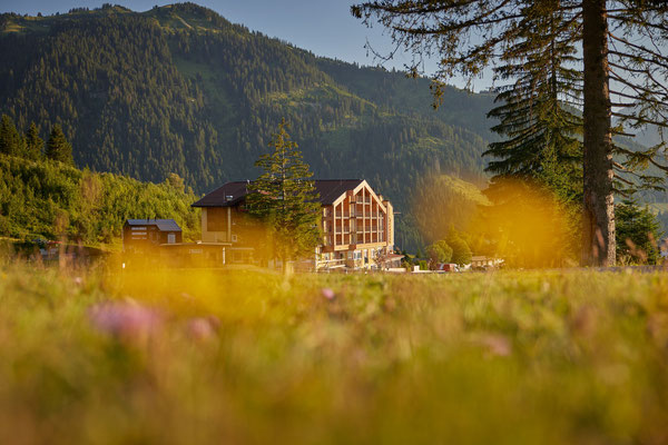 Idyllisch zwischen Vilsalpsee und Haldensee gelegen, ist der Sonnenhof die ideale Homebase für Outdoorurlaub © Christian Schneider Photography