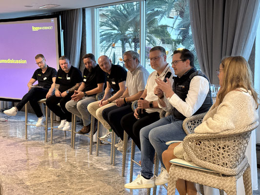 In der Podiumsdiskussion werden die Bedürfnisse des Fachhandels thematisiert. Foto: linexo by Wertgarantie 
