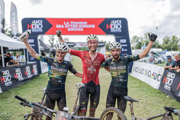 von links: Porro Samuele, South Casey und Stutzmann Marc,  La Tramun men's podium, © wisthaler.com