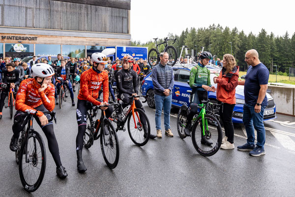 aka Primozic, der beim Sturz in Andrés Gruppe fuhr, mit seinen Eltern © Expa Pictures