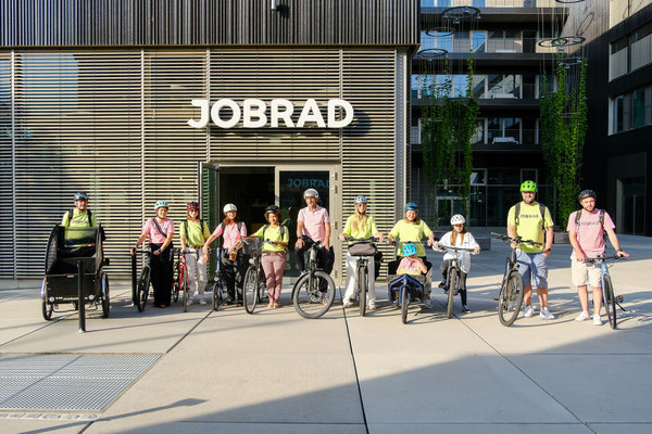 Start am JobRad Campus, mit Ulrich (6.v.l.) und Sandra Prediger (7.v.l.), Gründer und Mitgründerin von JobRad. © JobRad