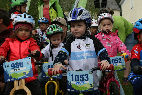 Beim Kids Cup und Laufradrennen auf verschiedenen Rundkursen haben am Samstag 107 Kinder und Jugend-liche zwischen drei und 17 Jahren erste Wettkampfluft ge-schnuppert oder ihre Erfahrungen am Rennkurs ausbauen können. Foto: MTB Festival