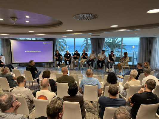 In der Podiumsdiskussion werden die Bedürfnisse des Fachhandels thematisiert. Foto: linexo by Wertgarantie 