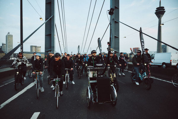 800 Radfahrer „erobern“ Düsseldorf bei Nacht – UNIT 1 und Dom Whiting machen Sichtbarkeit zu einem Statement ©Unit1