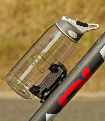 FIDLOCK UNI CONNECTOR Beispiel Kunststoff Trinkflasche / Foto: Fidlock