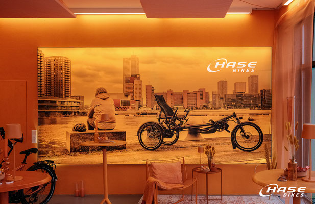 Im orangenen Raum stand das Thema Marketing im Fokus. ©Hase Bikes