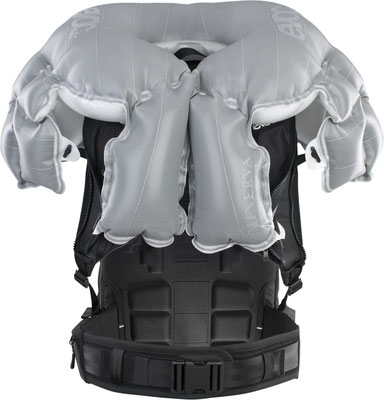 FIDLOCK entwickelte in enger Zusammenarbeit mit EVOC die SNAP buckle flat 25 electrified mit LED-Anzeige