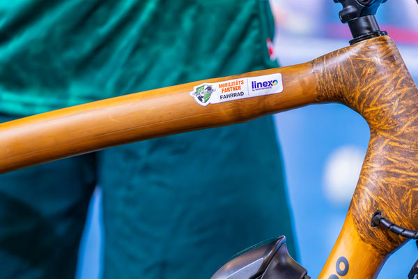 Der 3.000 RECKEN Dauerkartengast freute sich über ein Bambus Bike vom Mobilitätspartner Linexo, © Jan Günther, DIE RECKEN 