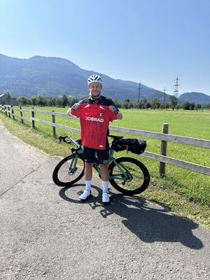 JobRad-Kurier Marius Frey auf seiner Fahrt ins 250 Kilometer entfernte Trainingslager der SC-Profis. ©JobRad