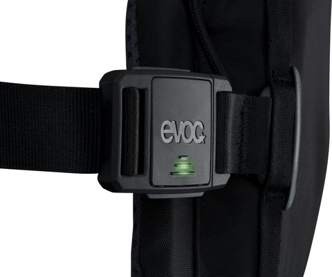 FIDLOCK entwickelte in enger Zusammenarbeit mit EVOC die SNAP buckle flat 25 electrified mit LED-Anzeige