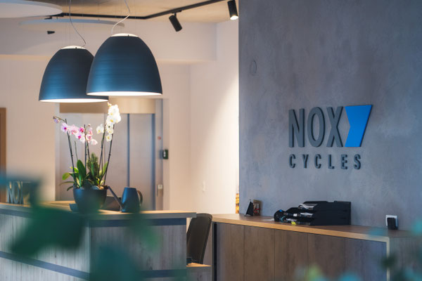 NOX Cycles eröffnet neuen Hauptsitz im Zillertal - Empfangsbereich © Simon Beizaee