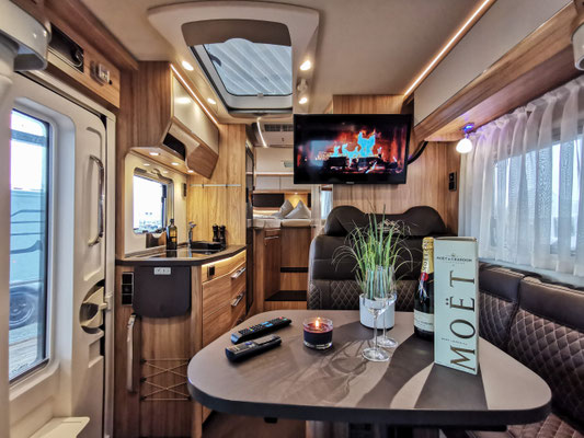 Satinierte Carbonelemente zieren den Innenraum des HYMER MLT 580 4x42 RSX ©Storck
